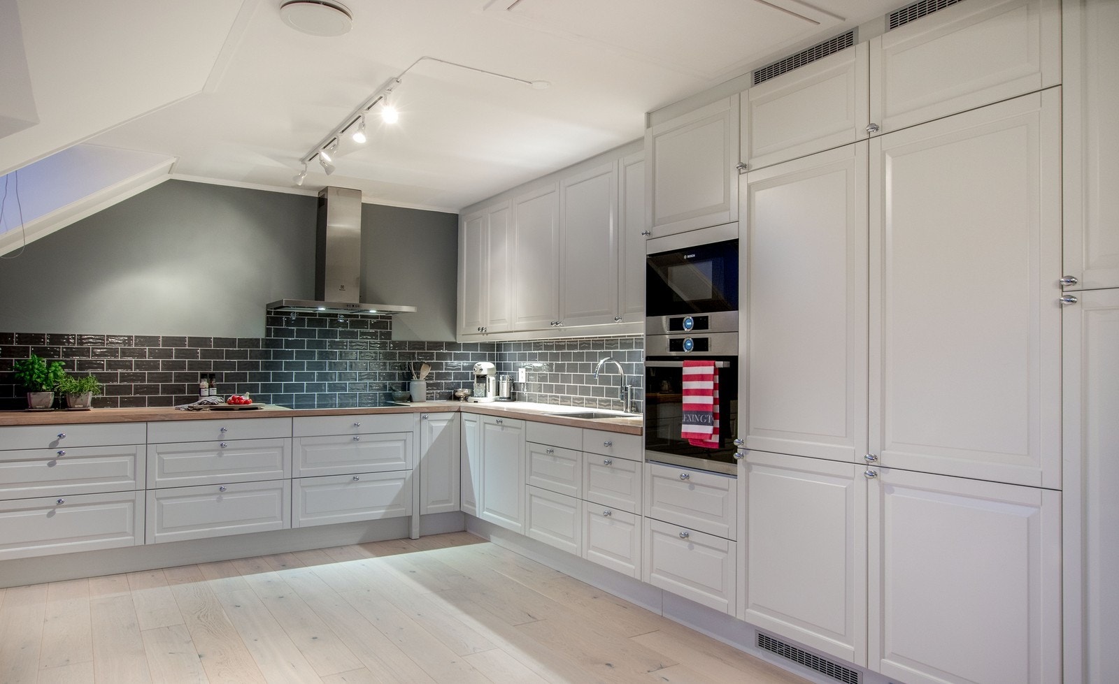 Stilig og moderne kjøkken med god skap- og benkeplass. Galleribilde