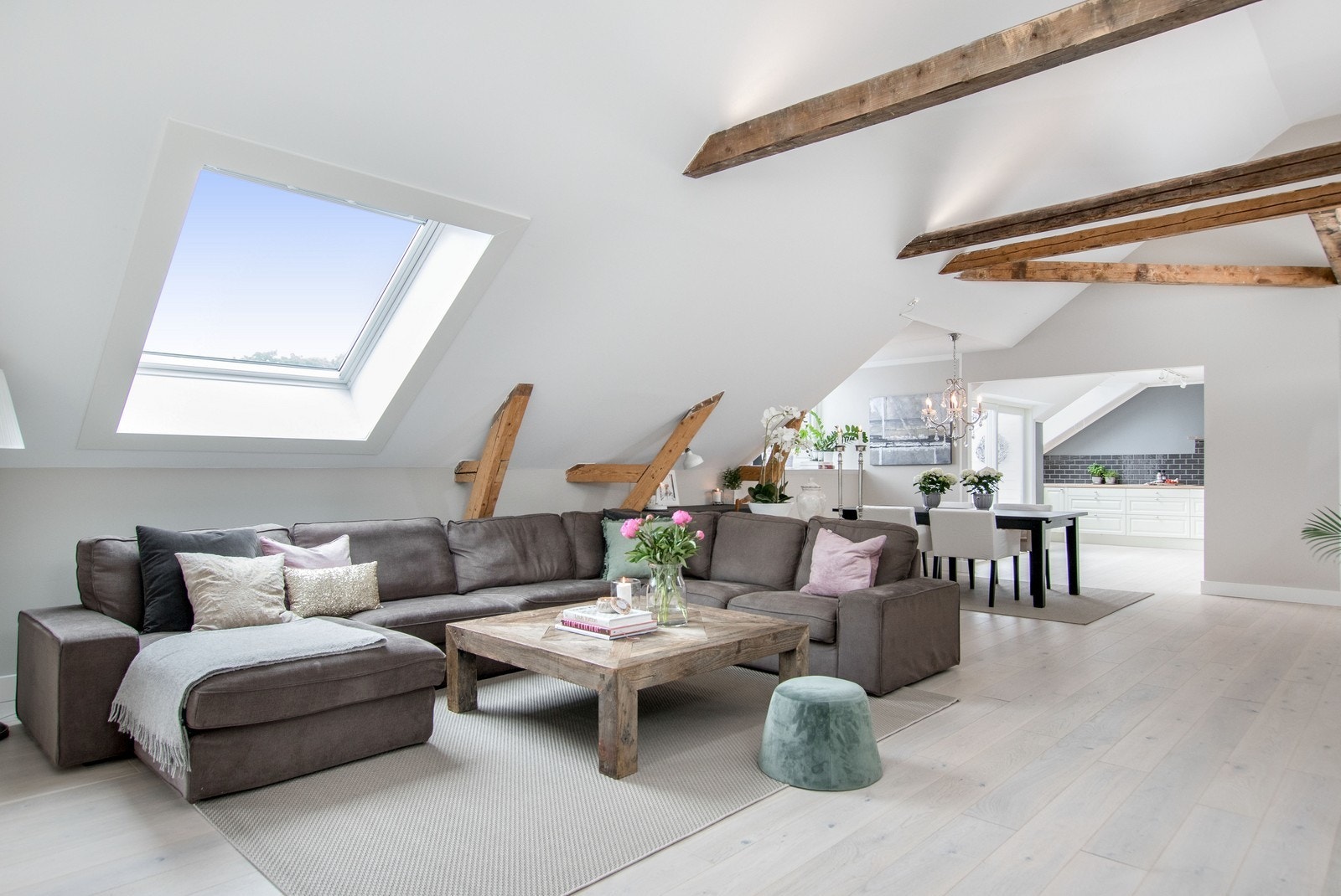 Generøse vindusflater som slipper inn rikelig med sollys. Galleribilde