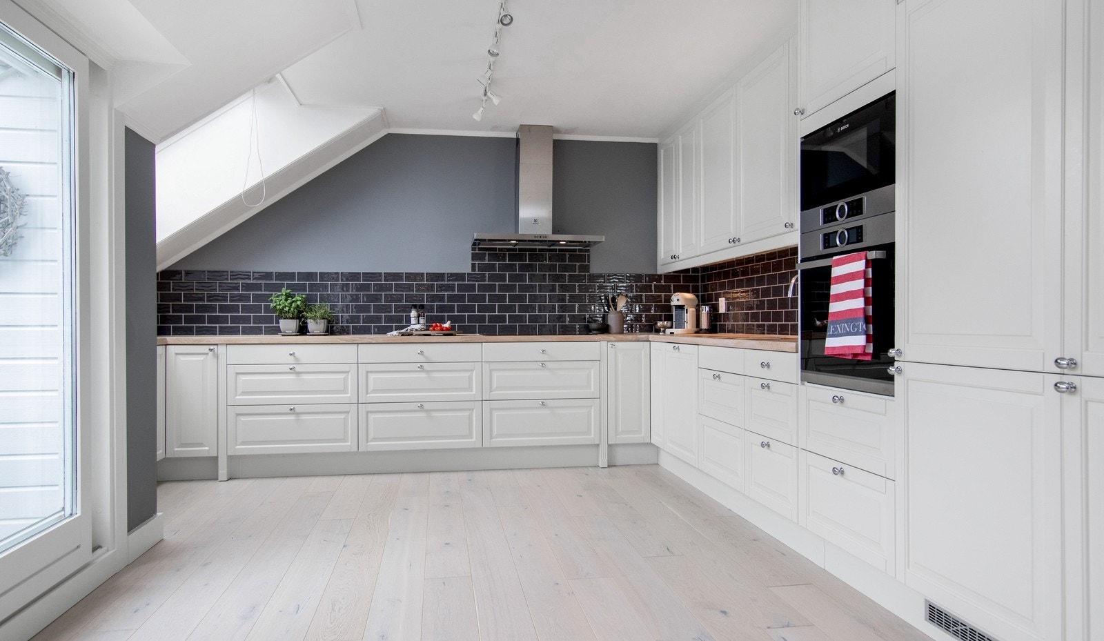 Integrerte hvitevarer: kombiskap, oppvaskmaskin, komfyr, steketopp, kombiovn og vinskap. Galleribilde