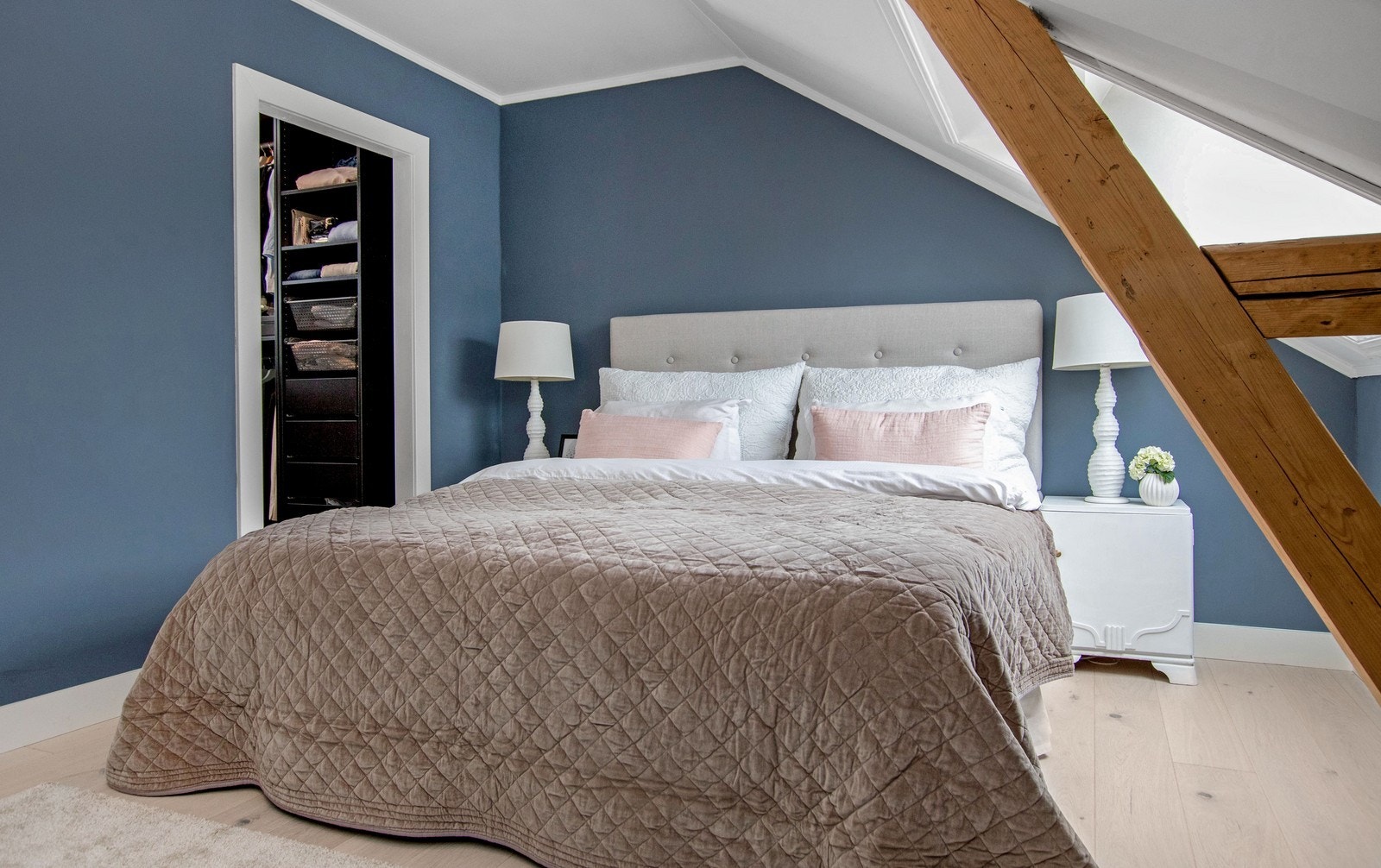 Hovedsoverom med dobbeltseng og walk-in closet. Galleribilde