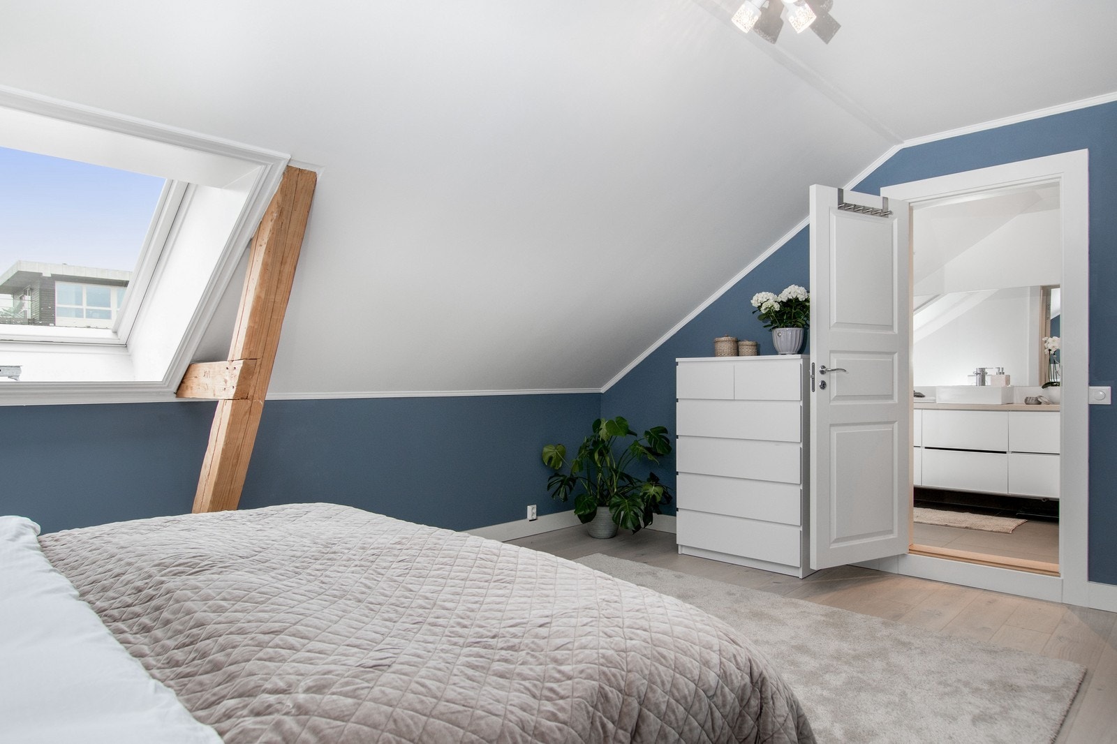 Hovedsoverommet har direkte inngang til baderom. Galleribilde