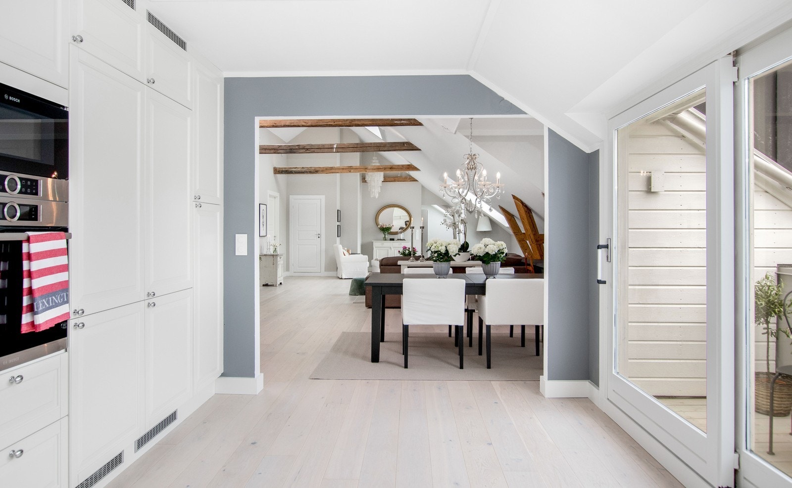 Stilig og moderne kjøkken med god skap- og benkeplass. Galleribilde