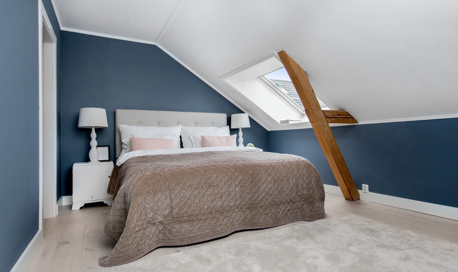 Hovedsoverom med dobbeltseng og walk-in closet. Galleribilde