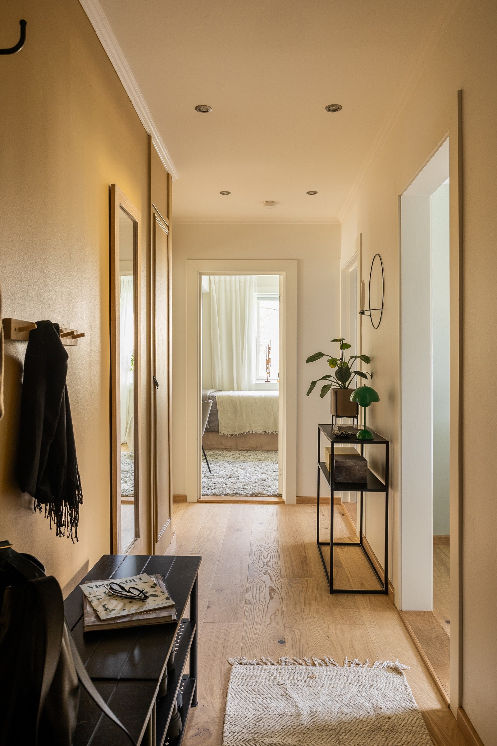 Entreen har veggflate med mulighet for knaggrekker og tilgang til originalt plassbygget garderobeskap. Galleribilde