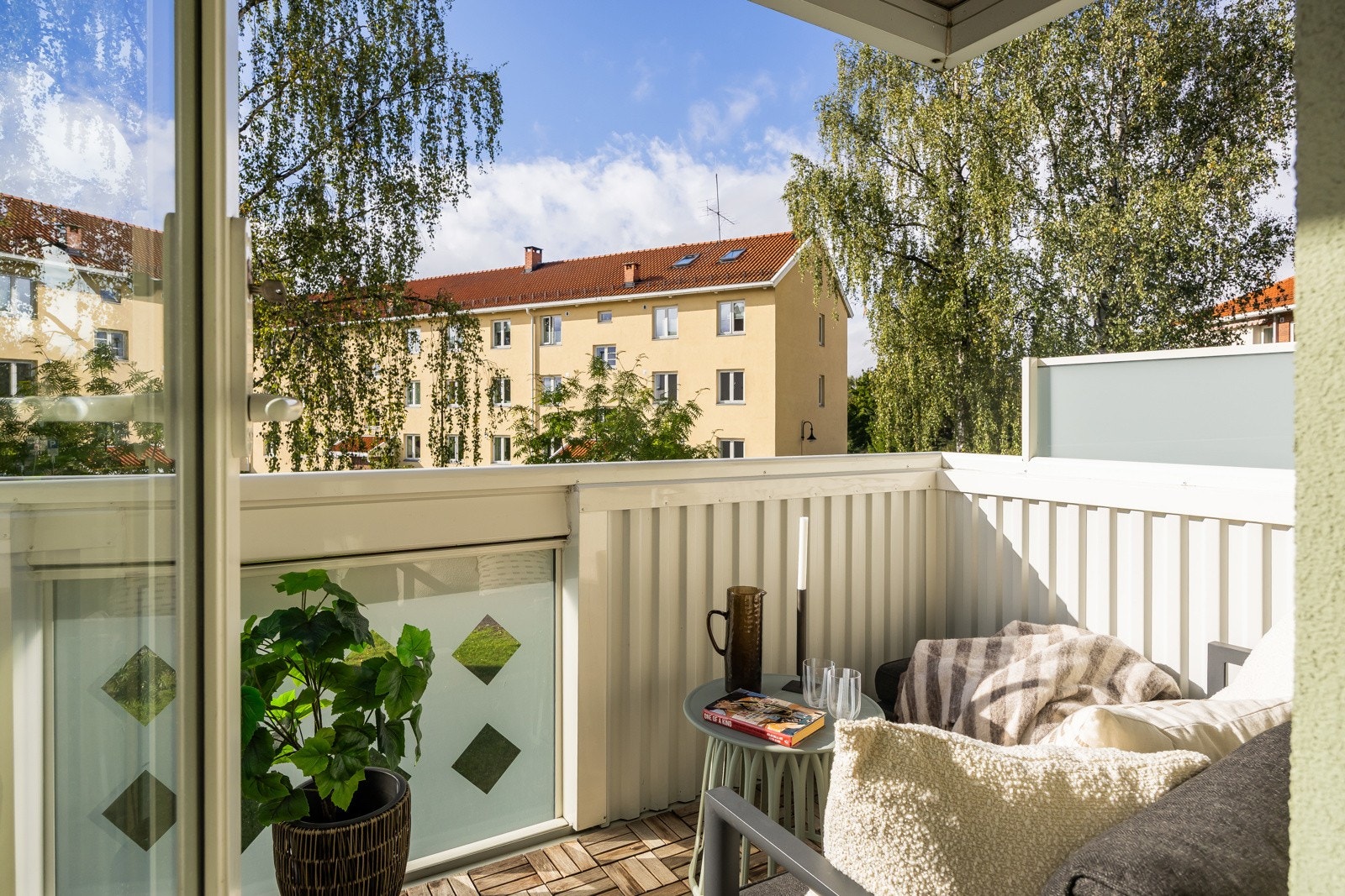 Balkongen på ca. 6 kvm med svært gode solforhold fra tidlig ettermiddag mot kveld på sommerstid. Galleribilde