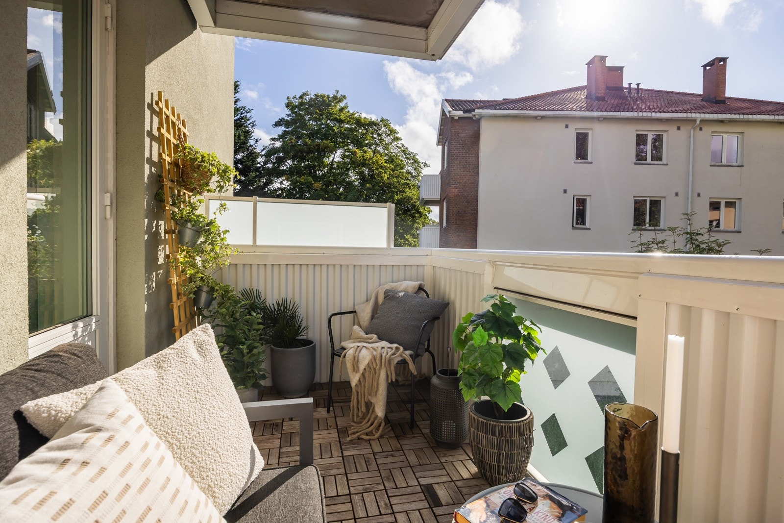 Balkongen har utelampe, stikkontakt og god plass til utemøbler. Elektrisk grill er tillatt i borettslaget. Galleribilde