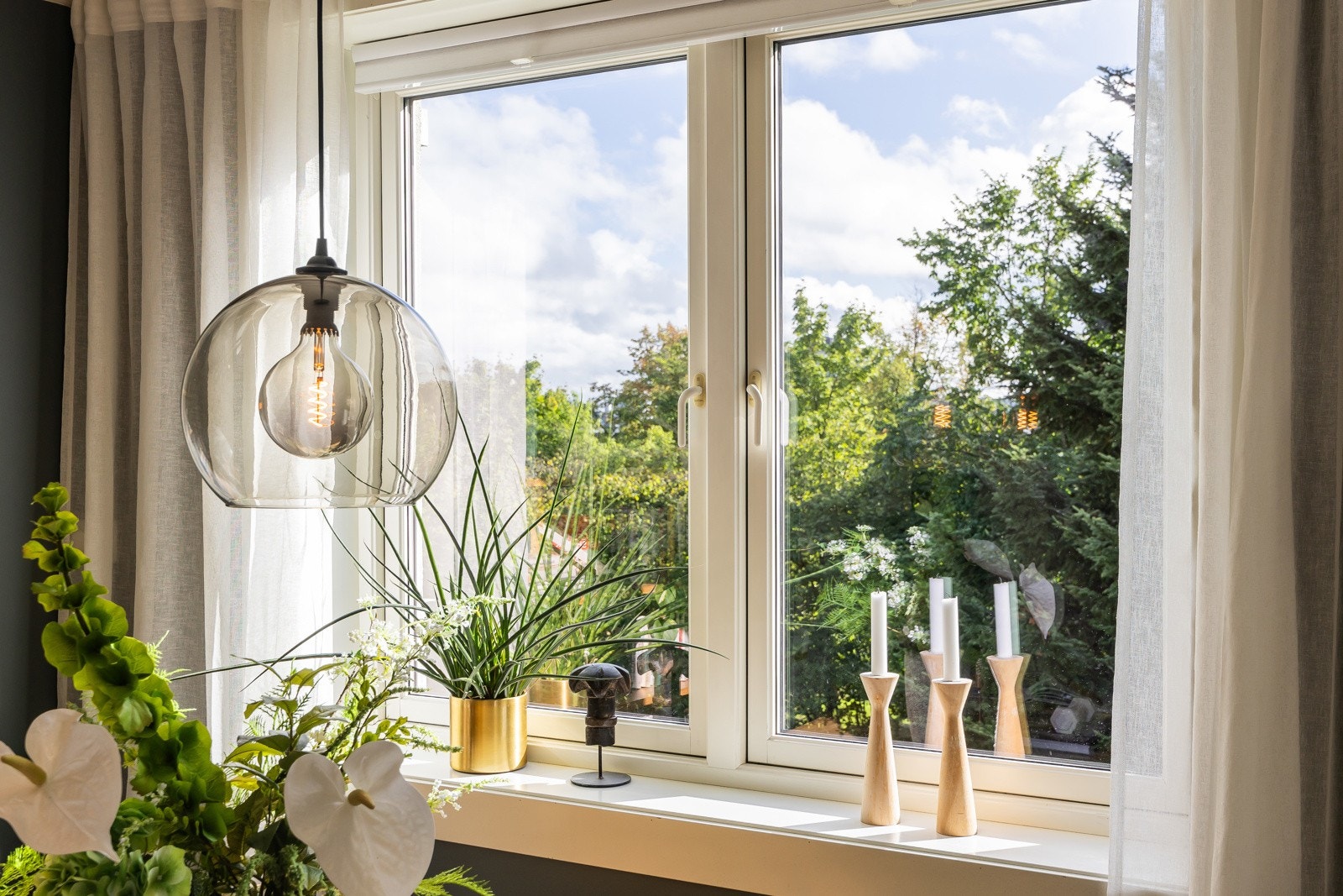 Stuen har vindu i to himmelretninger med lite innsyn og pent utsyn til tretopper på idylliske Keyserløkka. Galleribilde