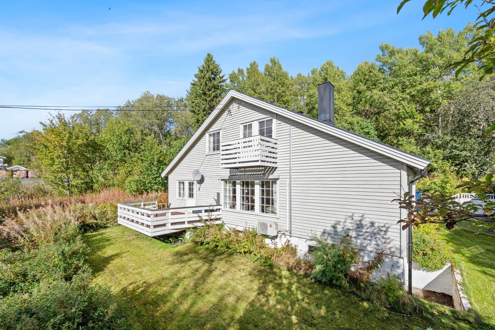 Flott enebolig beliggende i fin natur. Galleribilde