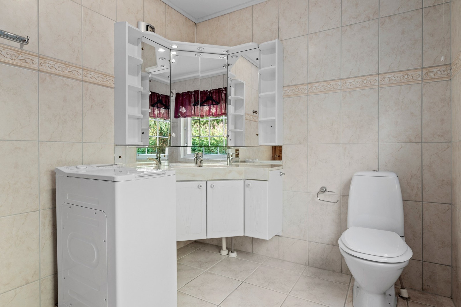 På badet er det opplegg til vaskemaskin. Galleribilde