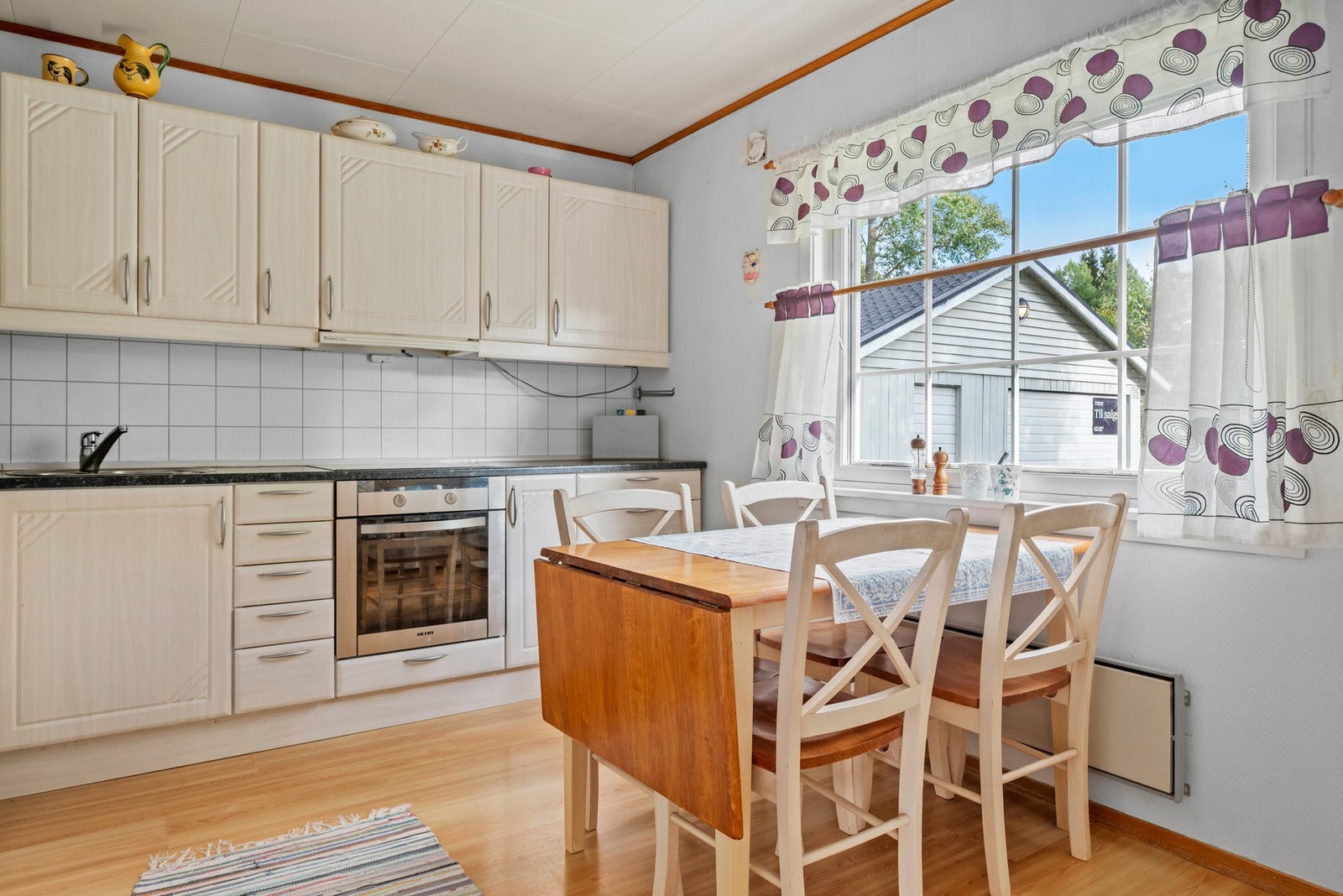 Kjøkken med integrerte hvitevarer. Galleribilde