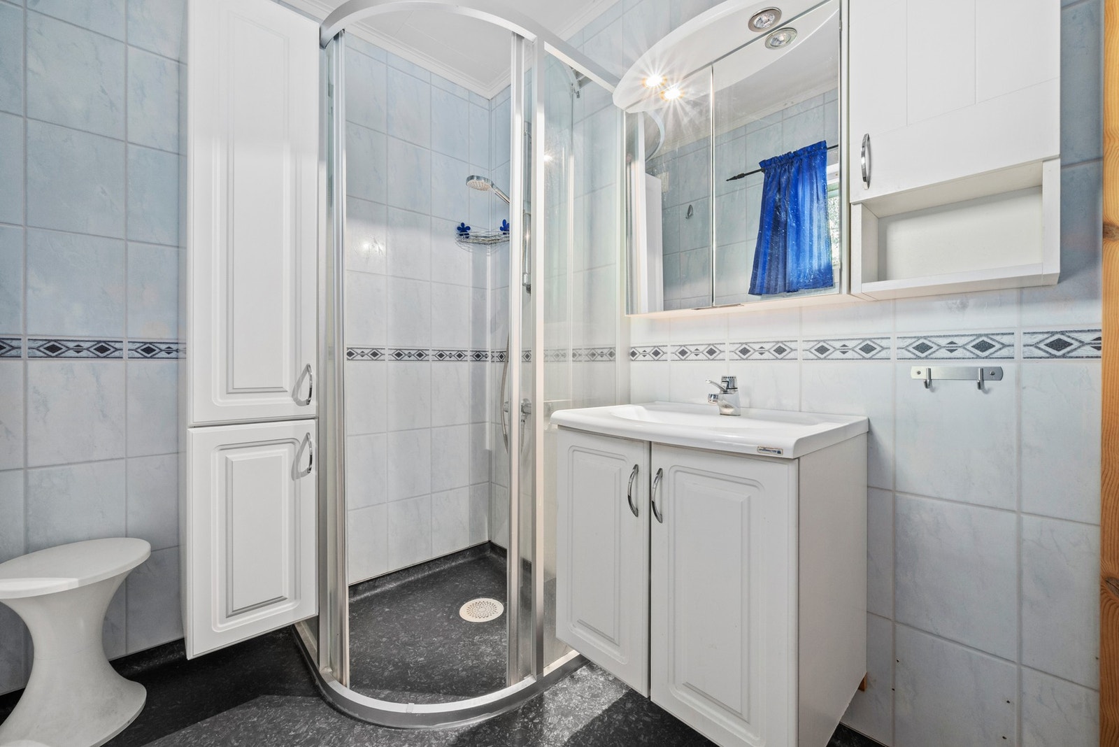 Badet har dusjhjørne. Galleribilde