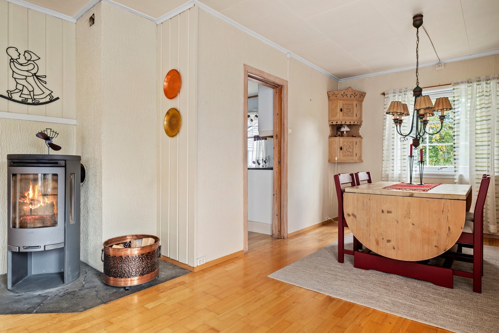 Fra stuen har du koselig spiseareal og direkte inngang til kjøkken. Galleribilde