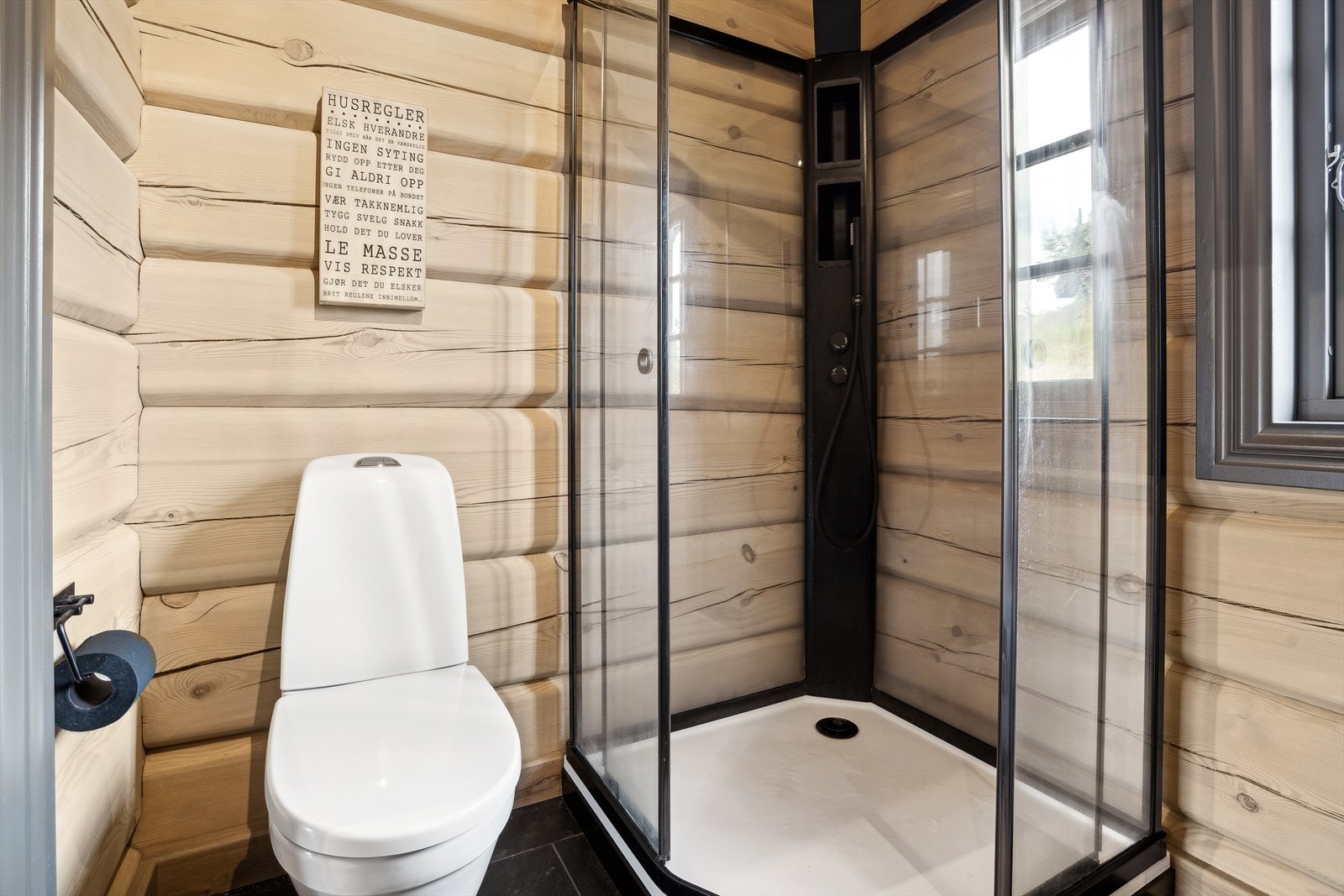 Badet har flere flotte svarte detaljer Galleribilde