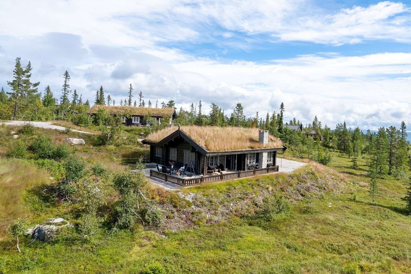 Velkommen til Gversetvegen 154! Her er det helårsvei, strøm, fiber, innlagt vann/avløp. Du har både ring hytta varm app og det er klargjort for el bil lader. Galleribilde