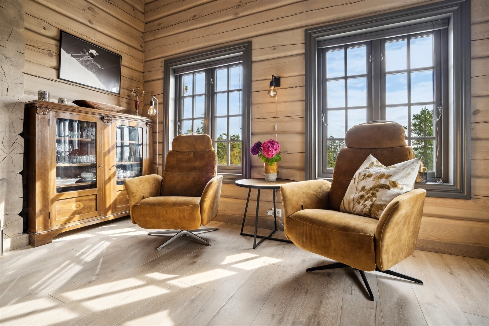 Vinduene i hytten slipper godt med lys inn Galleribilde