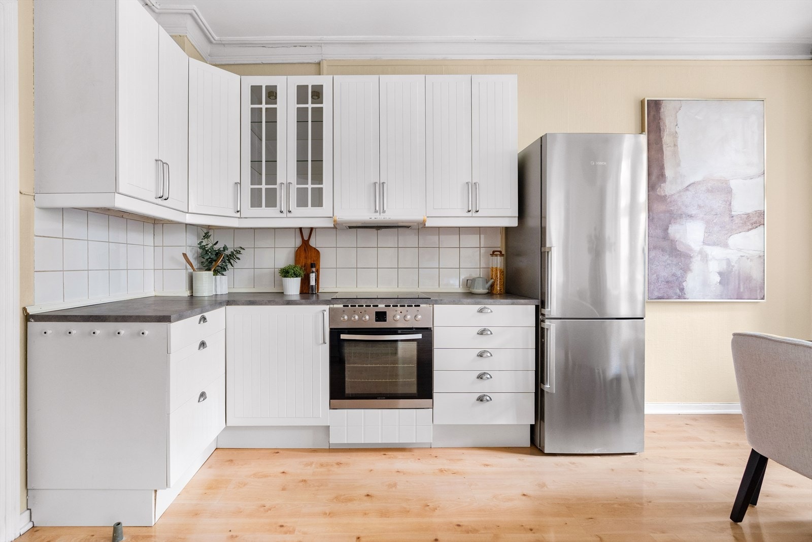 Over benkeplaten finner du både fliser og belysning som gir et moderne preg. Galleribilde