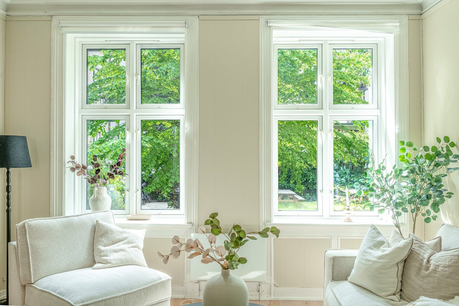 Planløsningen åpner opp for flere møbleringsmuligheter med god plass til sofagruppe, TV-møbler og spisebord med tilhørende stoler. I stuen finner du også en koselig peisovn fra 2019, som gir ekstra varme og skaper en hyggelig atmosfære på kalde dager. Galleribilde