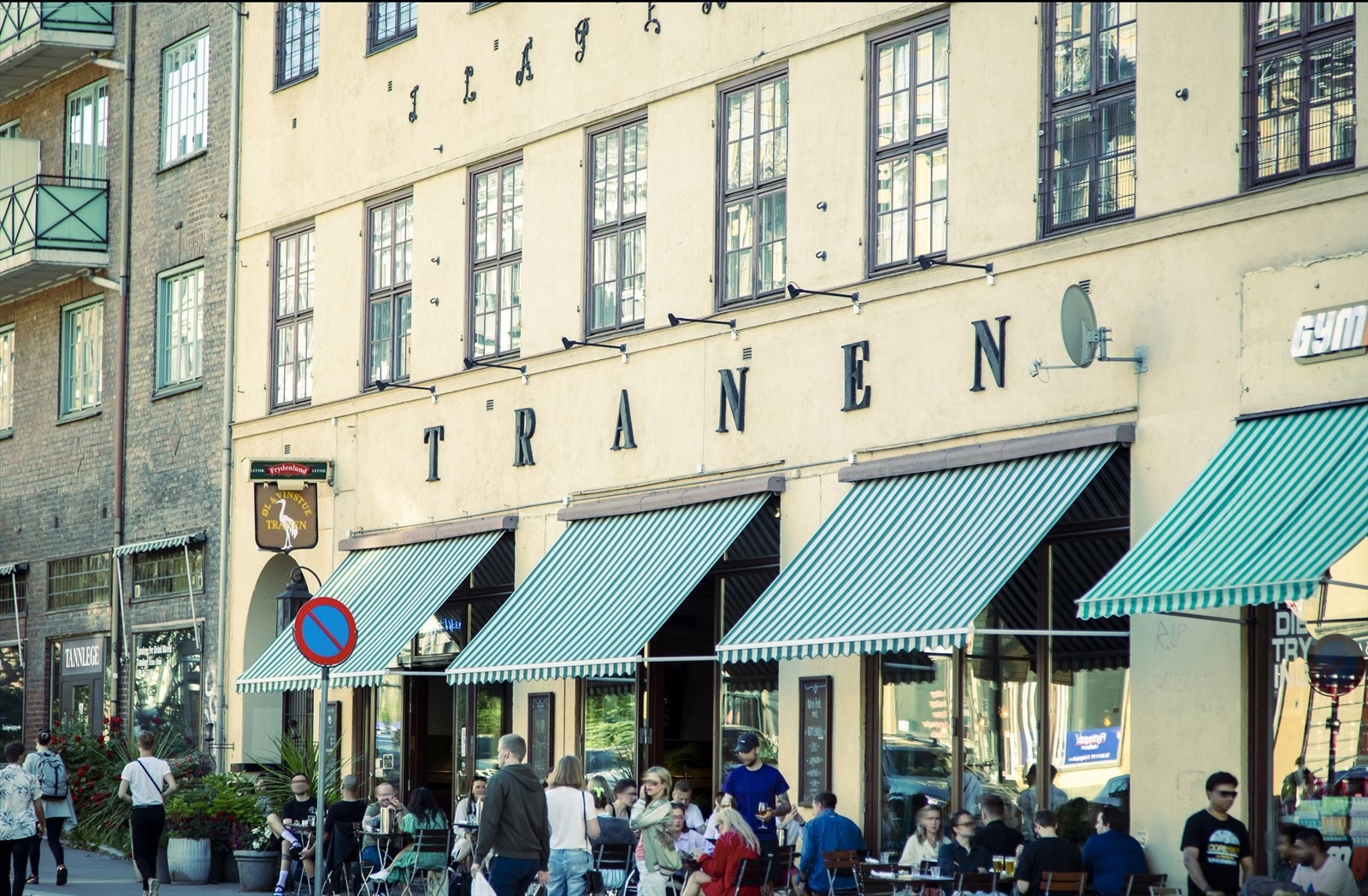 Koselige kafeer og restauranter ligger rett rundt hjørnet, inkludert Tranen på Kiellands plass, kjent for sitt imponerende vinkart og en av byens beste pizzaer. Galleribilde