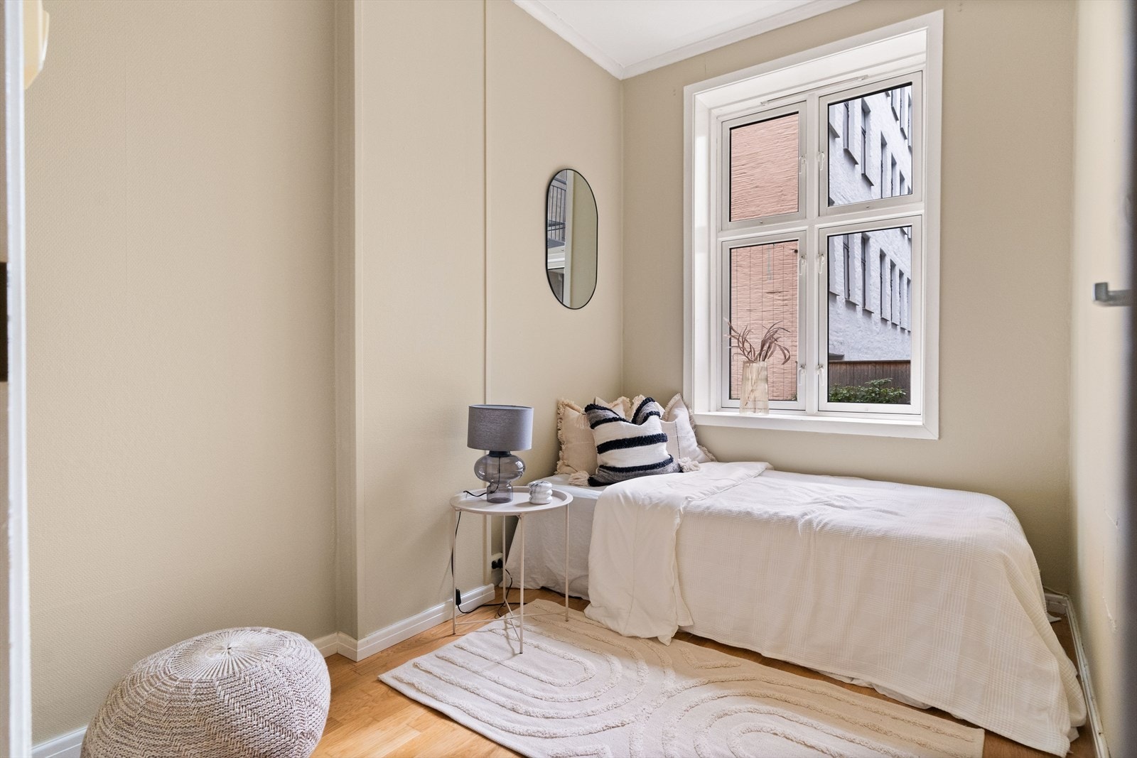 Soverom 2 er også romslig og har plass til både seng og øvrige møbler. Galleribilde