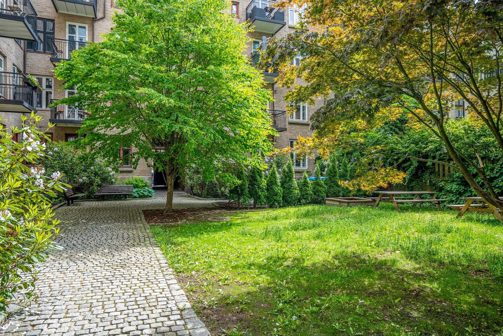 Den nydelige bakgården har inngang fra veien. Den andre bakgården har du tilgang til fra inngangspartiet rett ved leiligheten. Galleribilde