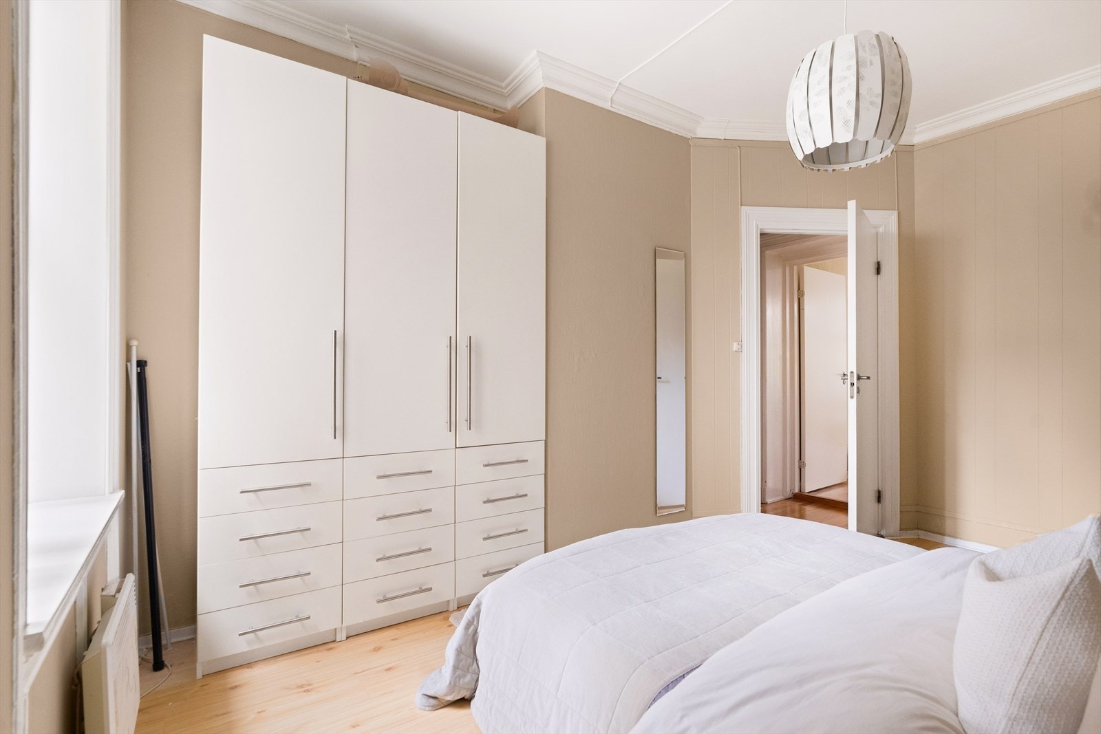 Rommet har også rikelig med oppbevaringsplass i et romslig garderobeskap. Galleribilde