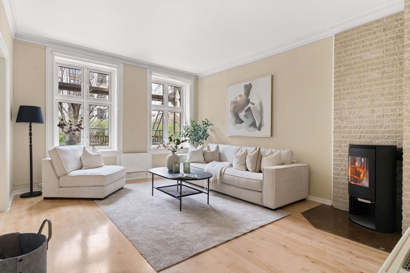 En nydelig åpen planløsning med store vinduer ut mot frodig bakgård. Galleribilde