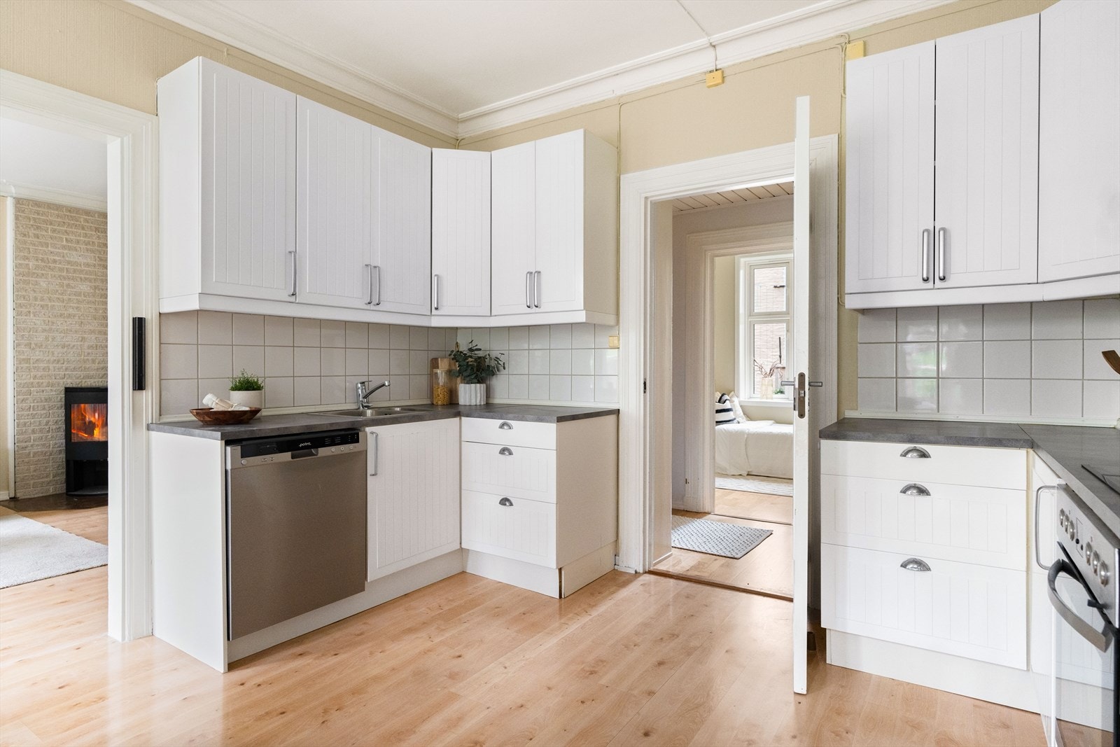 Kjøkkenet er utstyrt med integrert koketopp og stekeovn, samt opplegg for oppvaskmaskin. Galleribilde