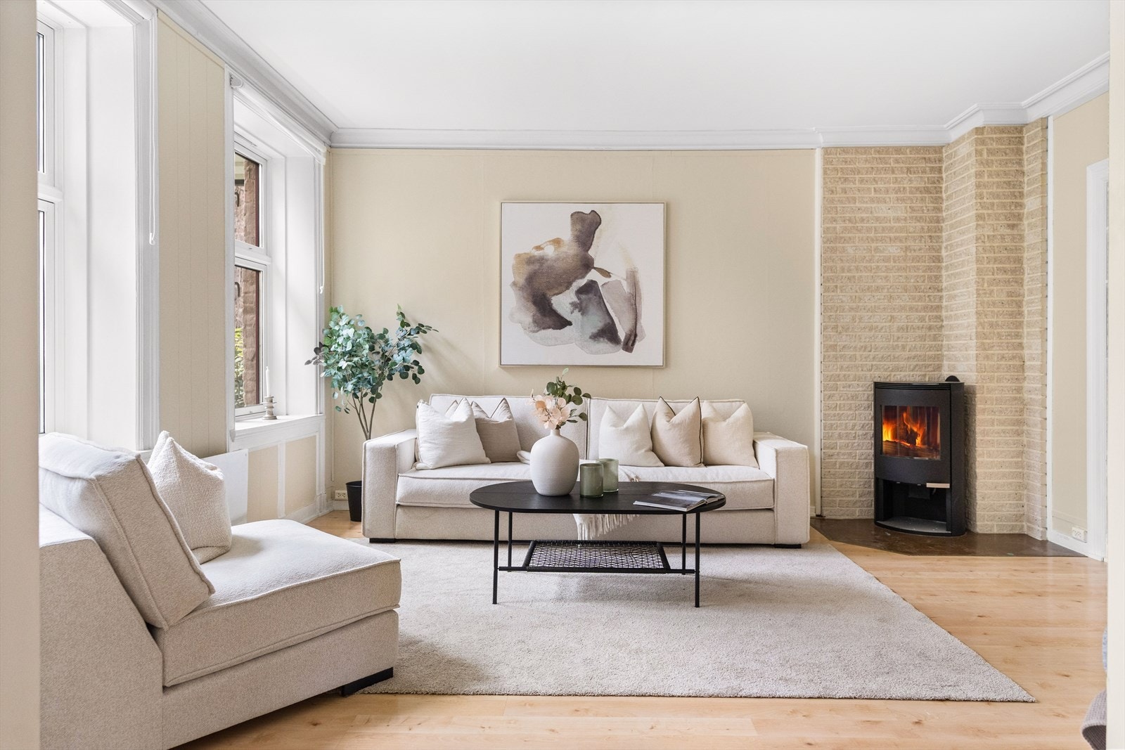 Velkommen til Bjerregaards gate 64B! Denne gjennomgående og delikate 3-roms leiligheten kombinerer det beste av begge verdener - svært sentral beliggenhet, men likevel utrolig rolig og stille. Galleribilde