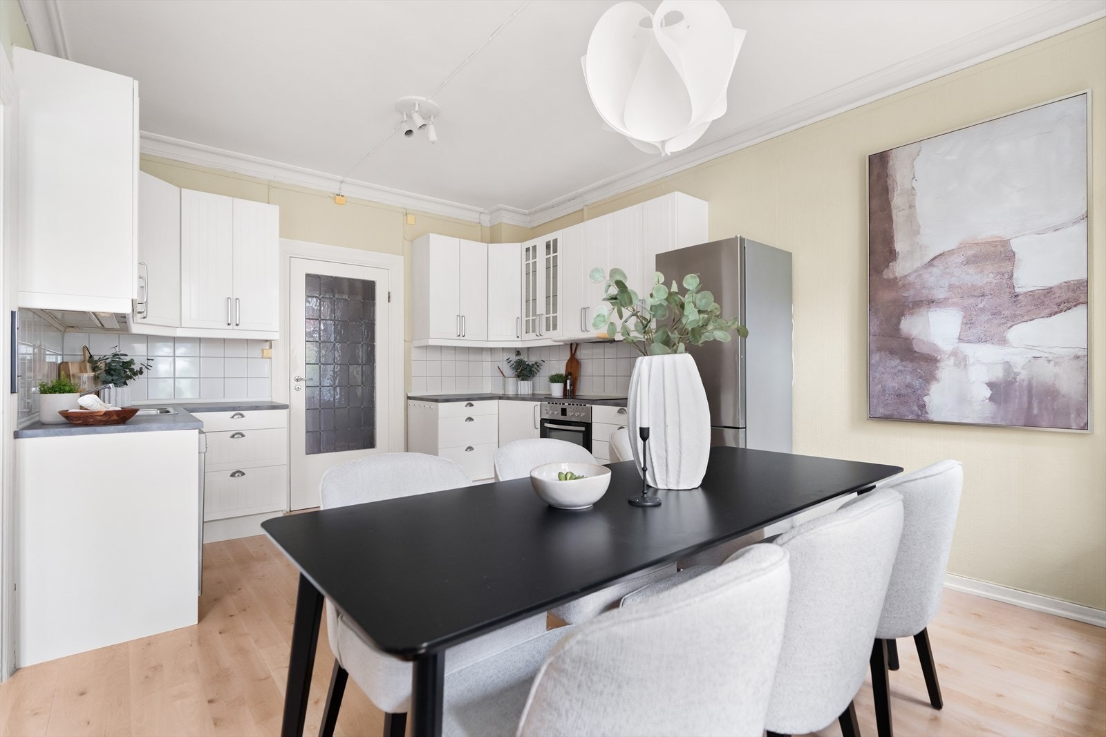 Kjøkkenet har stilige profilerte fronter og en laminat benkeplate med nedfelt vask- og skyllekum. Galleribilde