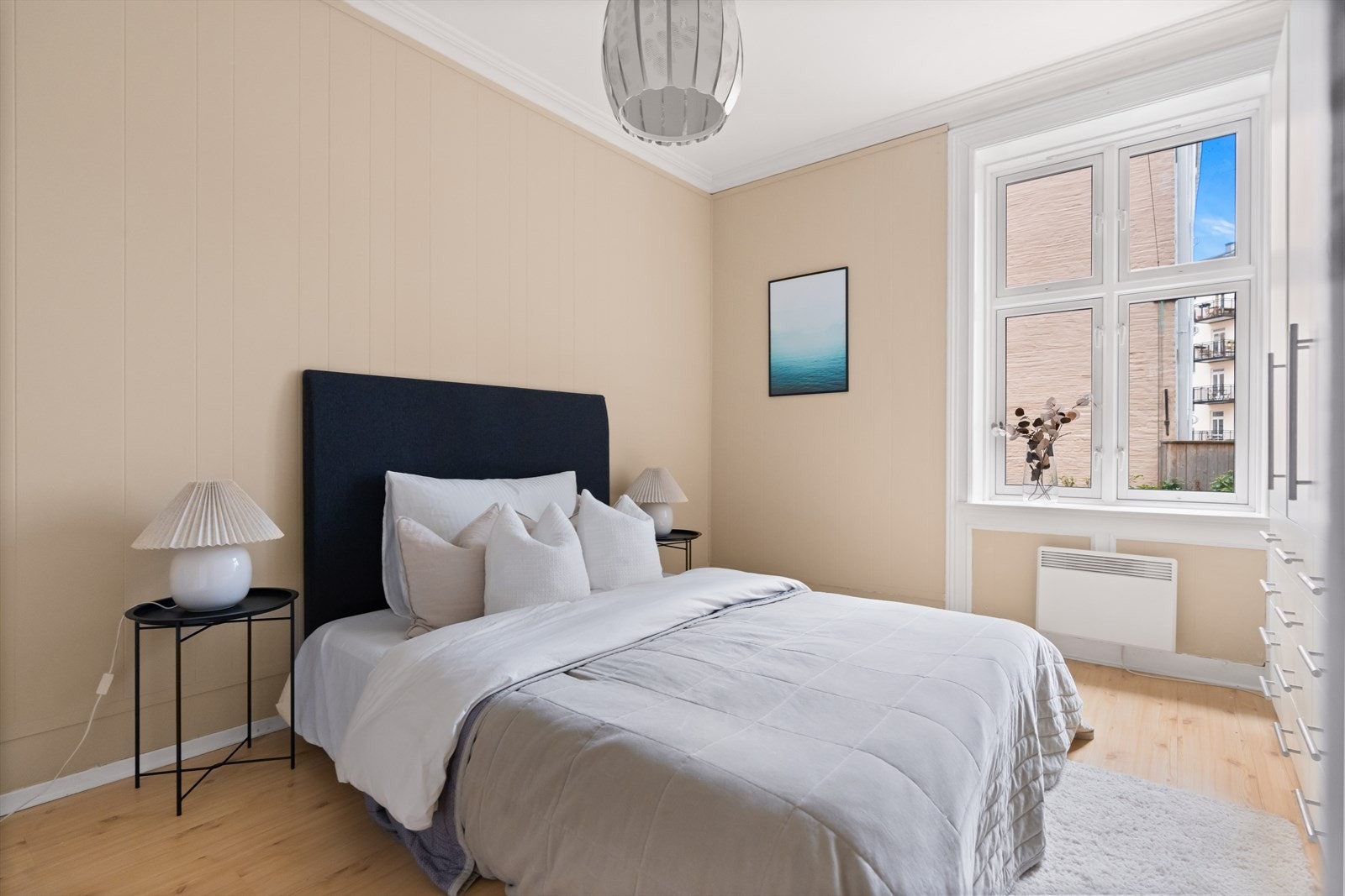 Soverommet er romslig, med plass til dobbeltseng, nattbord og tilhørende møbler. Galleribilde