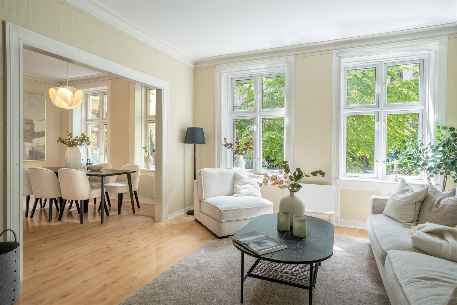 Rommene i denne boligen har flotte vinduer med dype karmer som gir et unikt preg og naturlig lysinnslipp. Den imponerende takhøyden på 2,72 meter skaper en luftig og romslig atmosfære, som gir deg følelsen av ekstra plass og frihet. Galleribilde