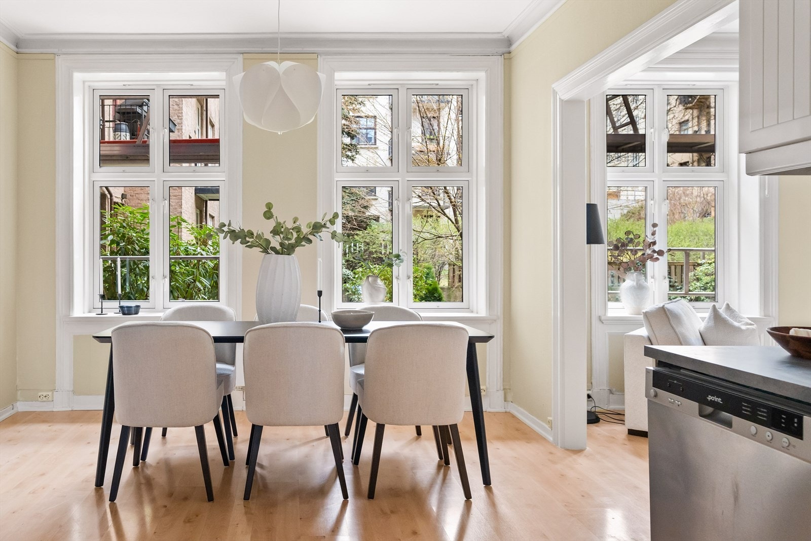 I tilknytning til kjøkkenet finner du god plass til et stort og innbydende spisebord, perfekt for både hverdagsmåltider og sosiale sammenkomster. Galleribilde