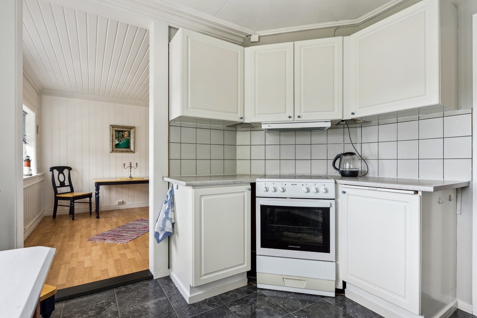 Kjøkkenet er innredet med mekanisk avtrekksvifte over stekesonen, opplegg for oppvaskmaskin og en nylig montert kjøkkenkran. Galleribilde