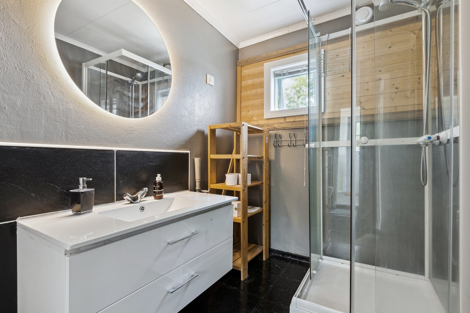 Rommet er utstyrt med servantskap, wc og dusjkabinett. Galleribilde