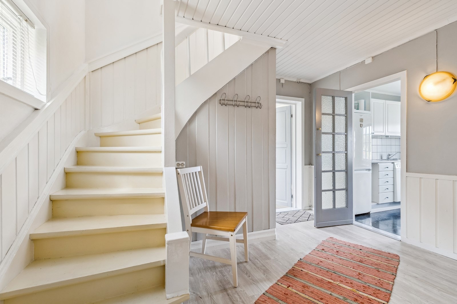 Boligen går over tre plan og har et areal på 147 m² med romslige planløsninger. Galleribilde