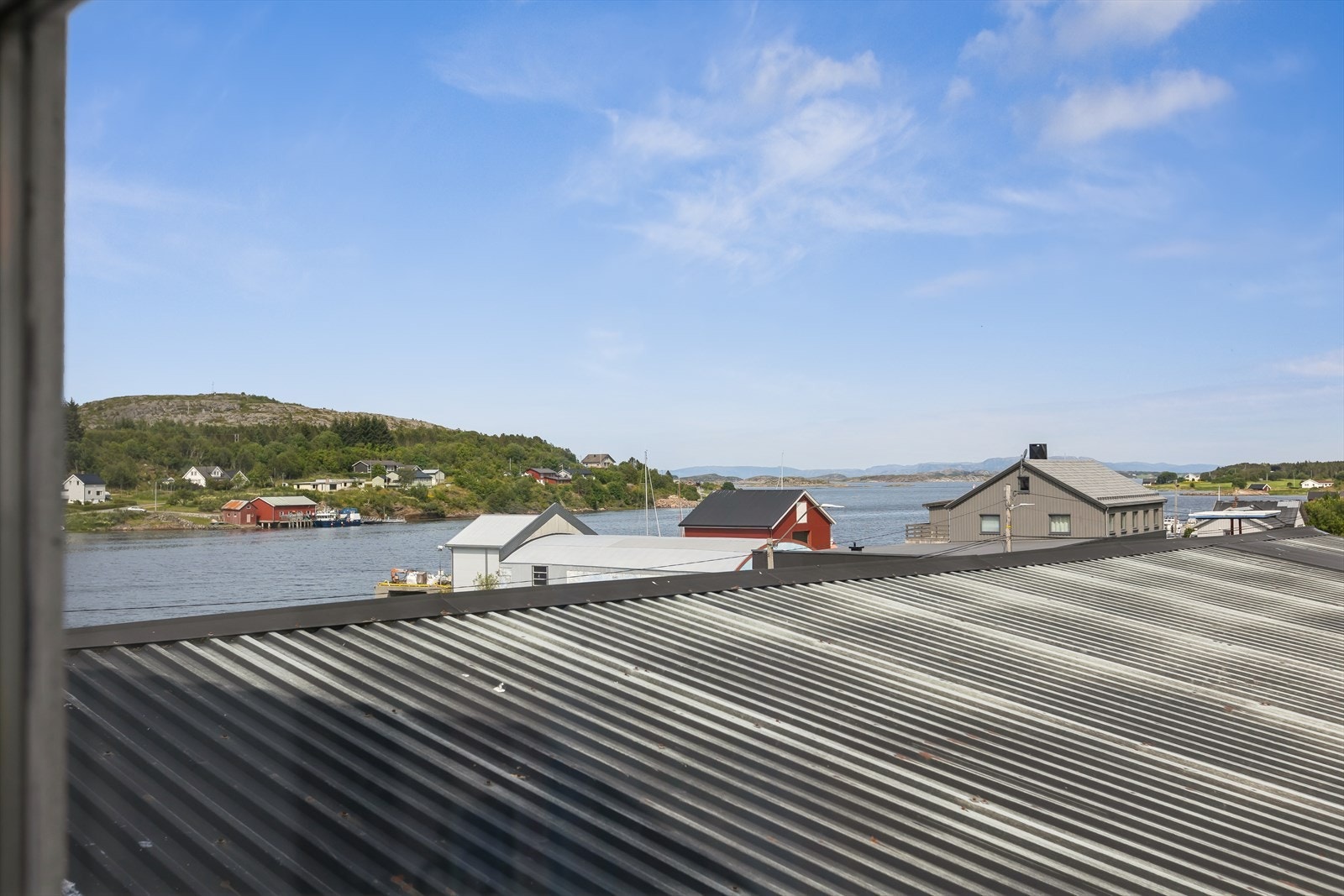Utsikt over skjærgård og havet fra ene boden i 2. etasje. Galleribilde