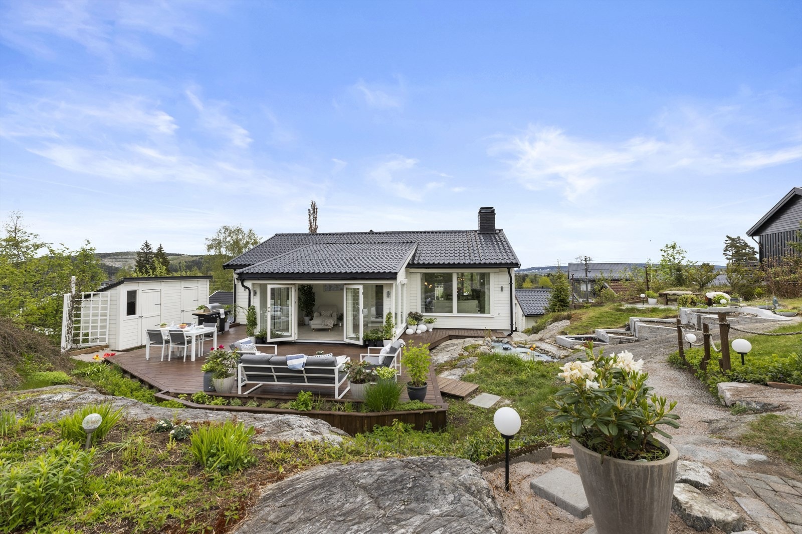 Stor terrasse med flere soner. Galleribilde