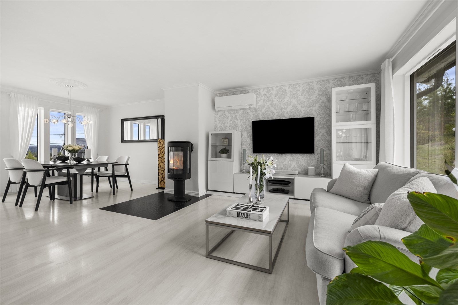 Lys og luftig stue av god størrelse og med utgang til veranda, samt tilgang til vinterhage og stor terrasse på baksiden av huset. Galleribilde