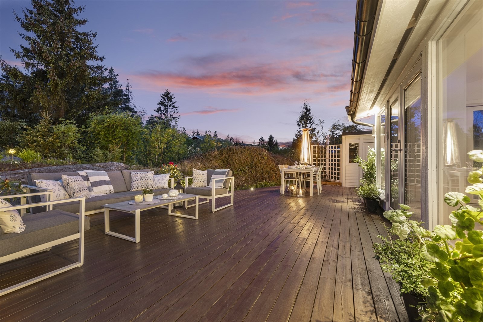 Romslig terrasse. Galleribilde
