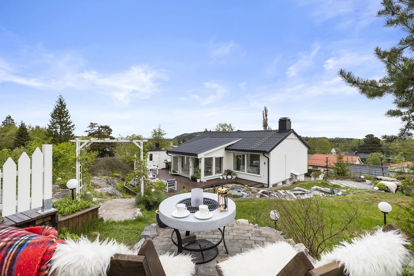 Koselig hageområde med plass til avslapning og hygge. Galleribilde