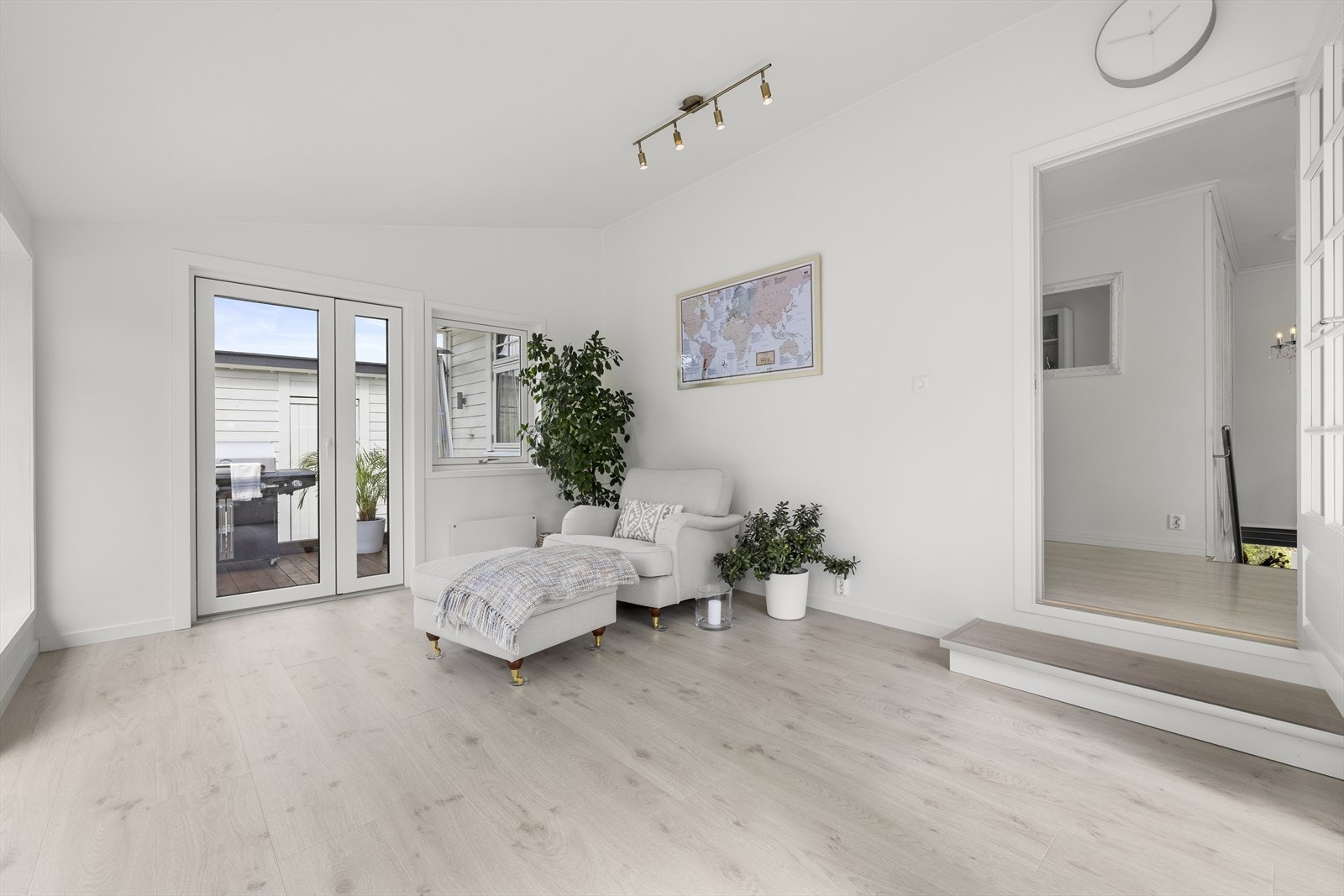 Generøs takhøyde og malte overflater. Det er ikke søkt og byggemeldt kommunen ifbm bygging av vinterhagen. Galleribilde