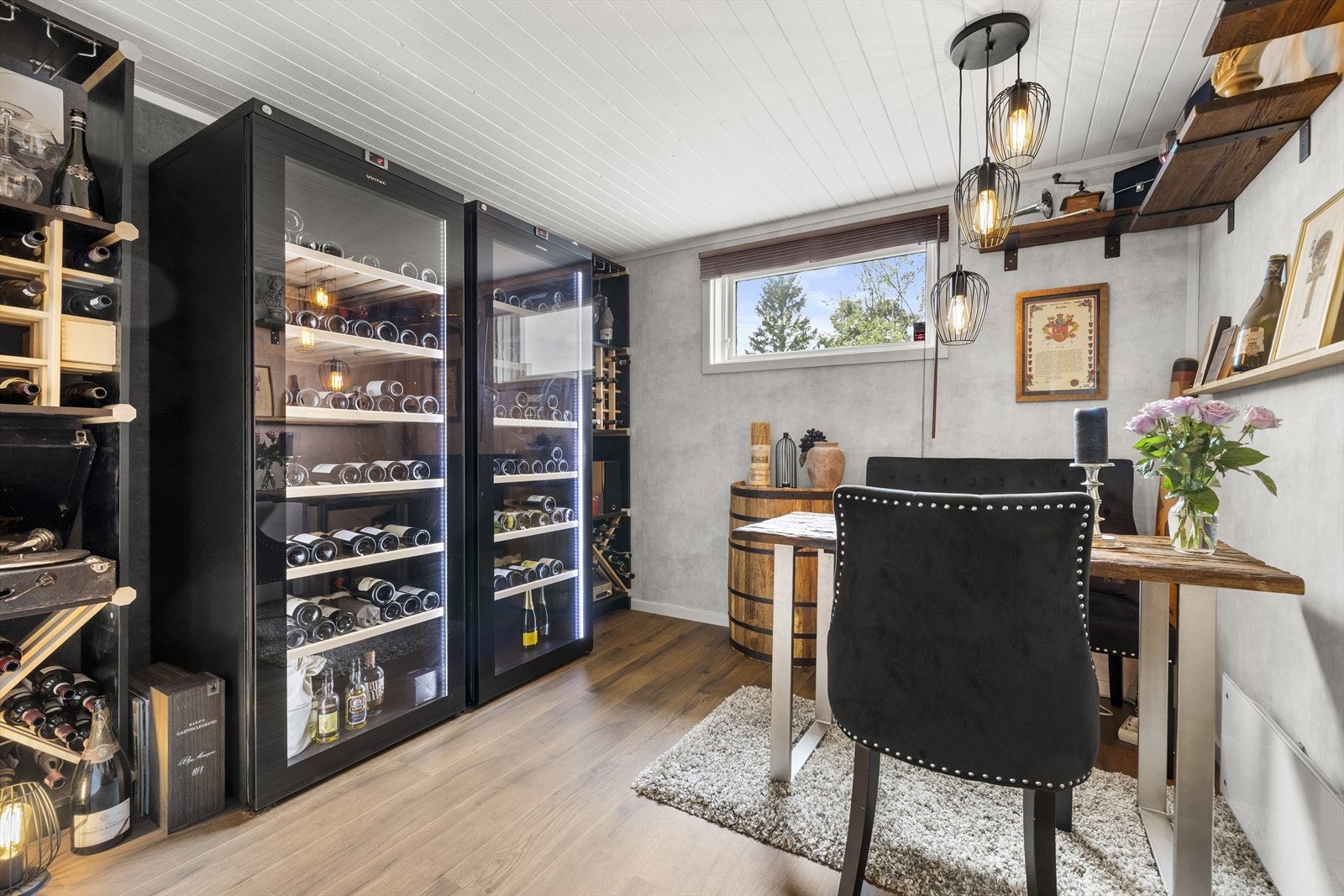 2 stk innredede rom i underetasjen. Et av rommene er innredet som hobbyrom eller vinrom om du vil. Galleribilde