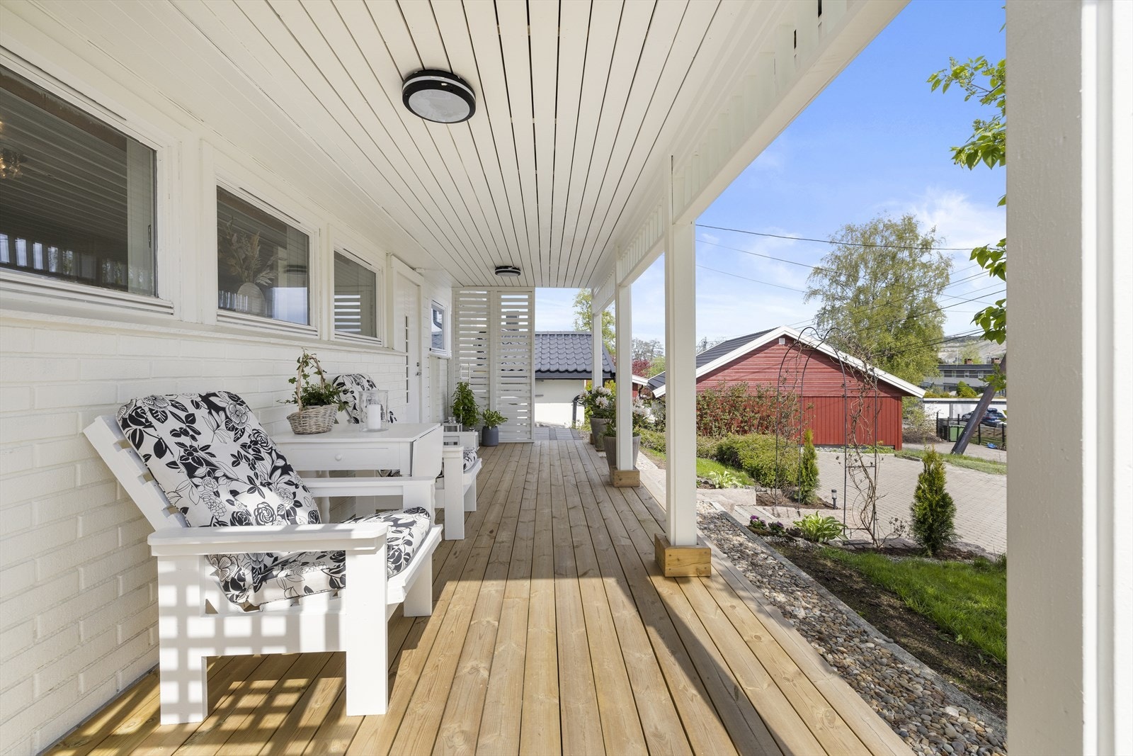 Langstrakt terrasse med plass til sittegrupper. Galleribilde