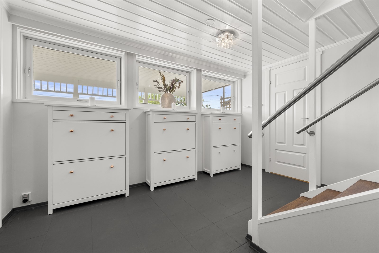 Rikelig med skooppbevaring. Galleribilde