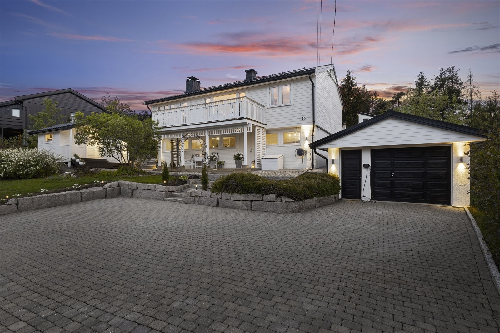 Fasade og kveldsstemning. Galleribilde