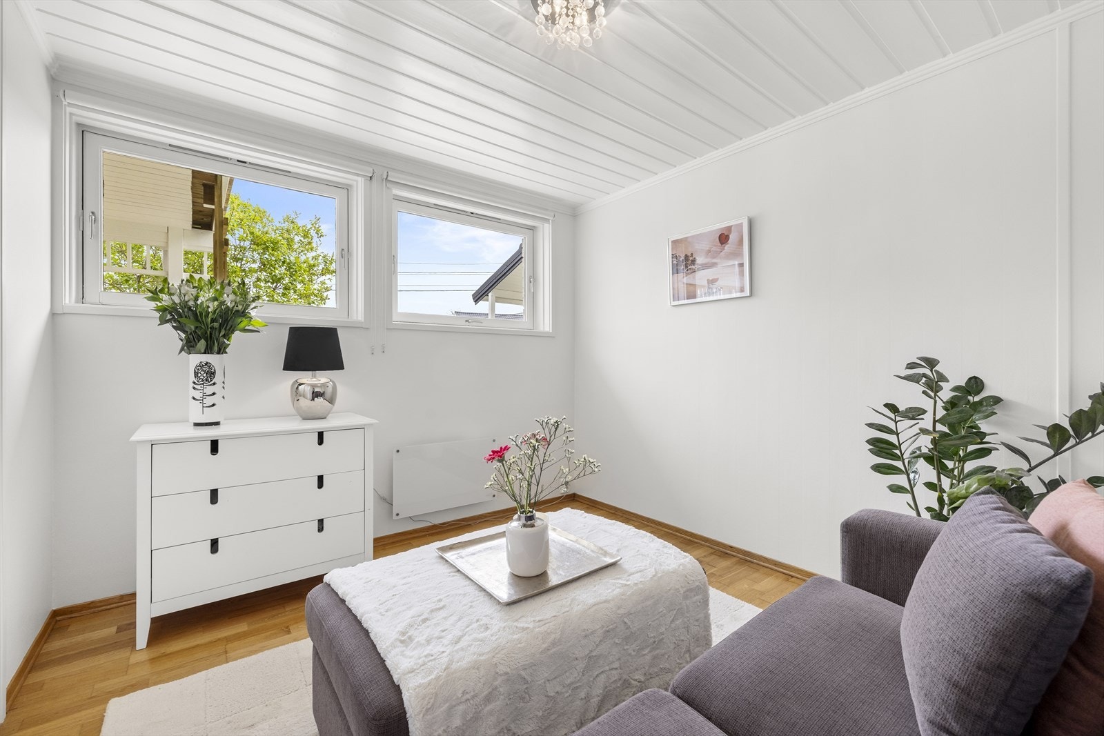 Rommet har flere bruksmuligheter og er lyst med malte overflater og parkett på gulv. Galleribilde