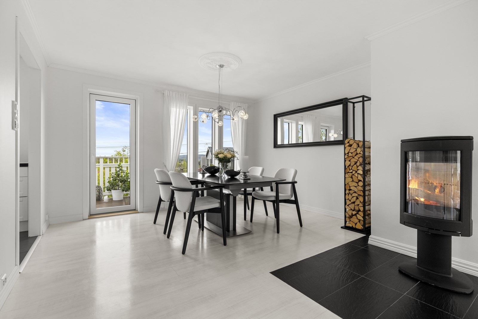 Peisovnen fungerer som et blikkfang i rommet og sørger for godt med varme til hele boligen. Galleribilde