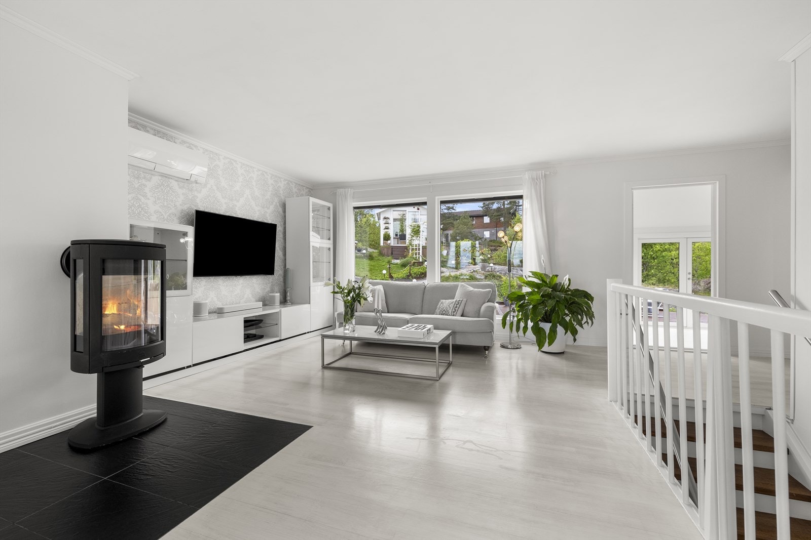 Her er det plass til både sofagruppe og spisebordløsning. Galleribilde