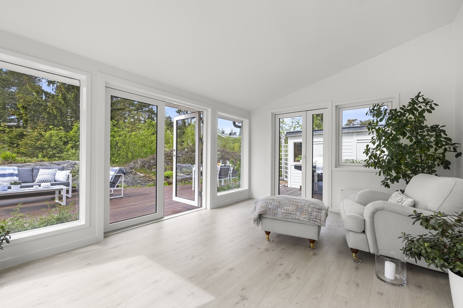 Det er tilbygget en hyggelig vinterhage med mange og store vinduer, samt dobbel utgangsdør til terrasse. Galleribilde