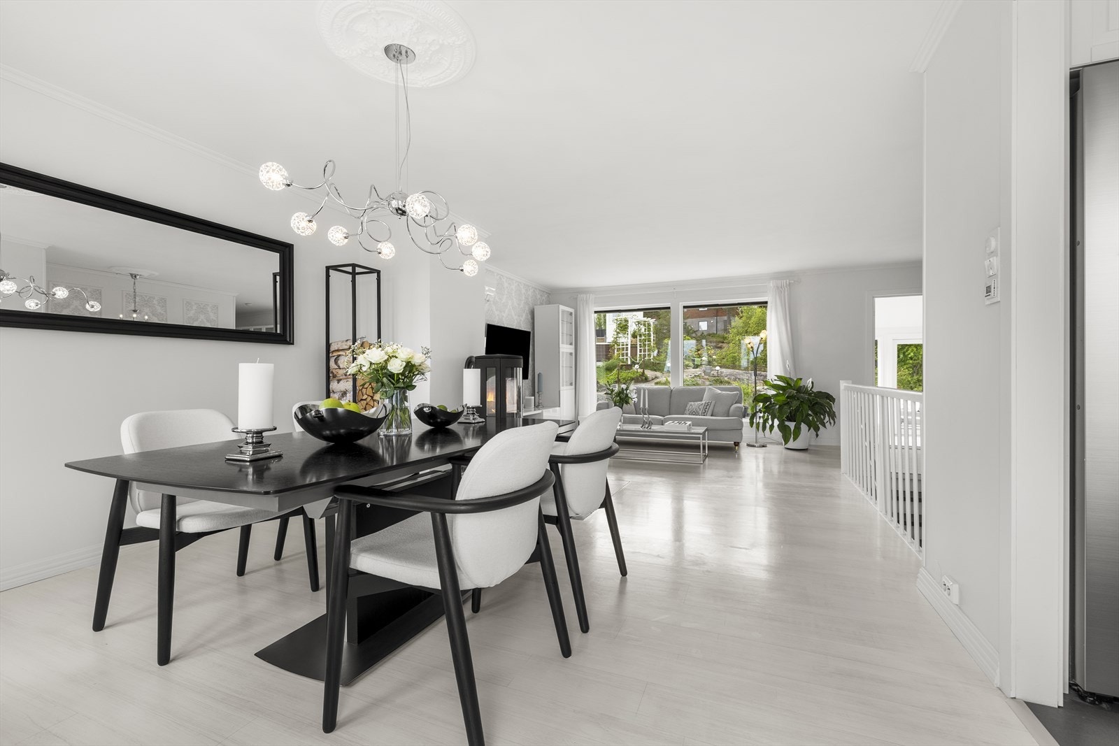 Stuen har en delvis åpen løsning mot kjøkken og rommet oppleves sosialt med flere innredningsmuligheter. Galleribilde